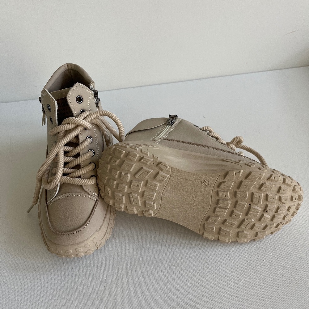Slightly used Lace-up fashion Beige winter Boots Size 35